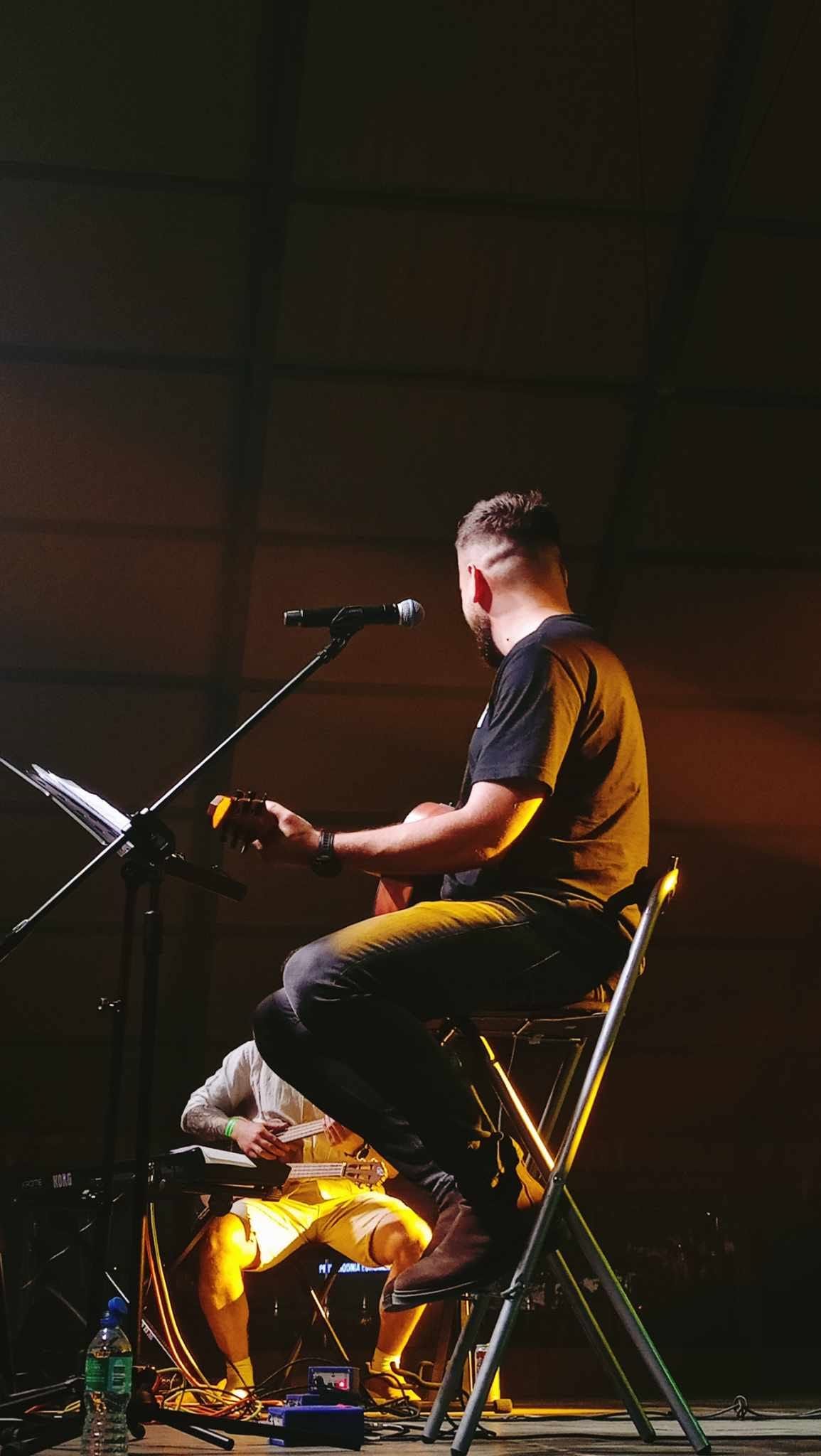 Paweł Konop podczas występu muzycznego
